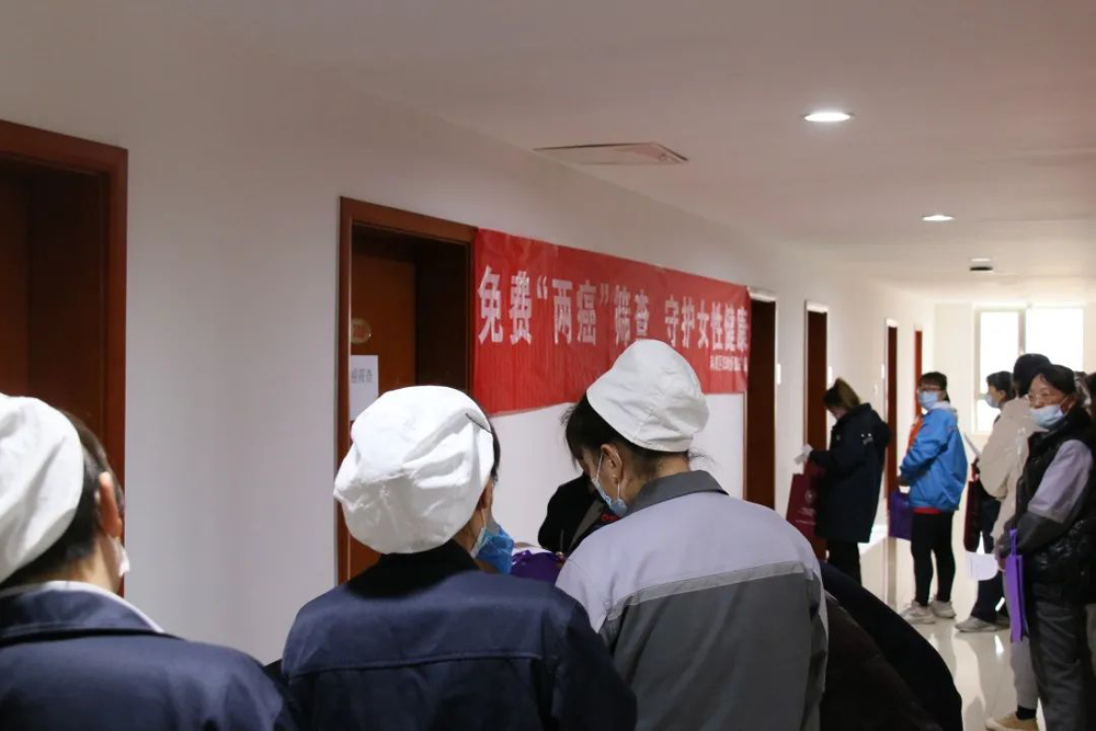 河北金博士衛(wèi)生用品有限公司聯(lián)合滿城區(qū)衛(wèi)健局，組織專業(yè)醫(yī)生來(lái)公司為員工進(jìn)行免費(fèi)體檢